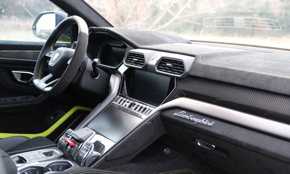Lamborghini Urus interni cruscotto